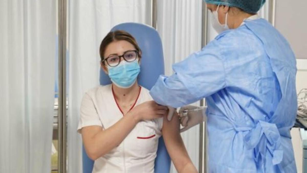 mihaela_anghel_asistenta_vaccinata