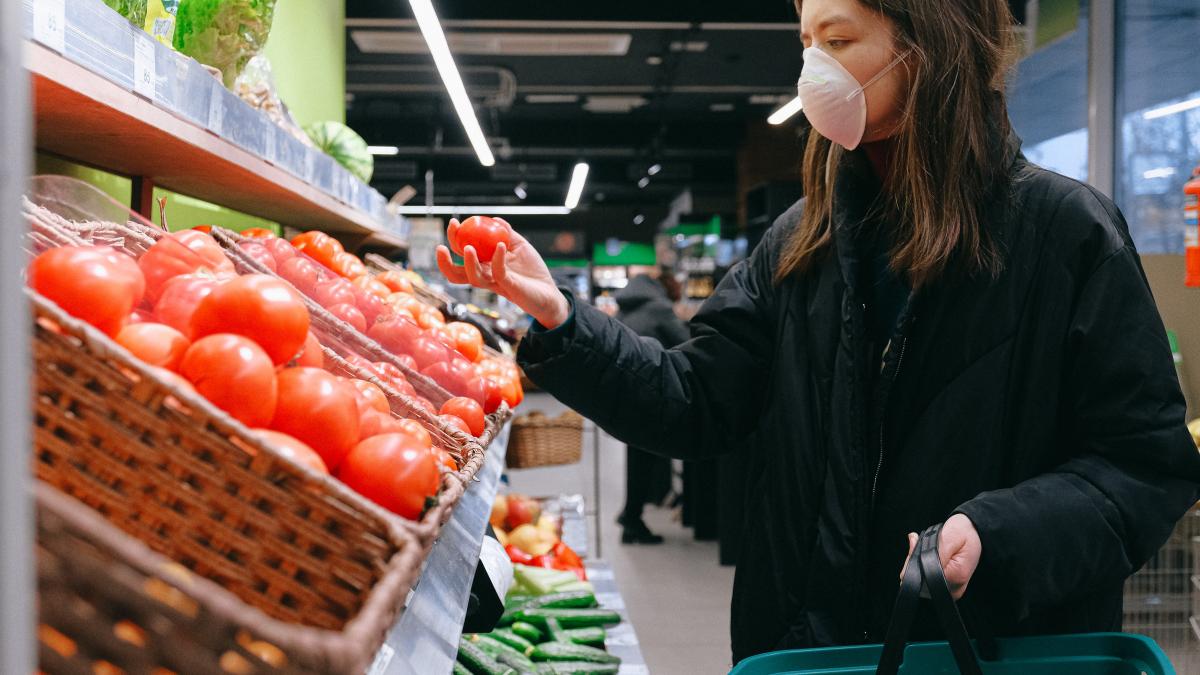 supermarket_femeie_masca_protectie_covid_ilustrativ_pexels_12_12_2020