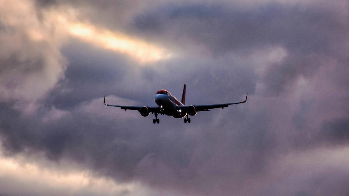 avion-zbor-cer-conditii-meteo-nefavorabile