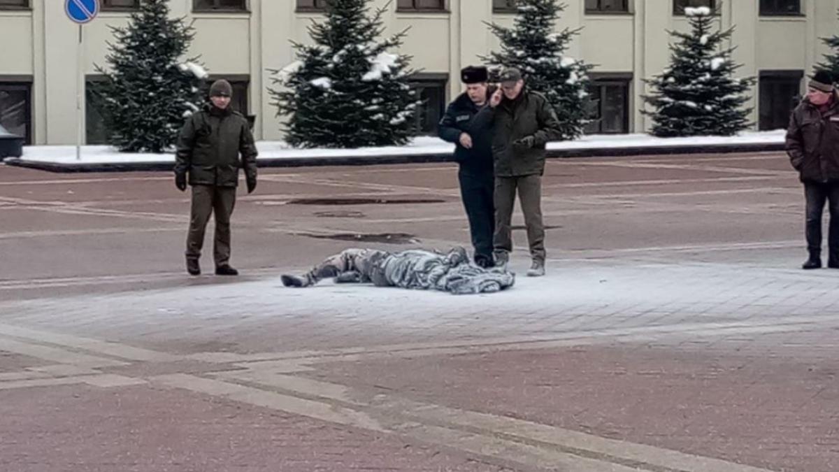 barbat_ars_in_fata_guverului_belarus