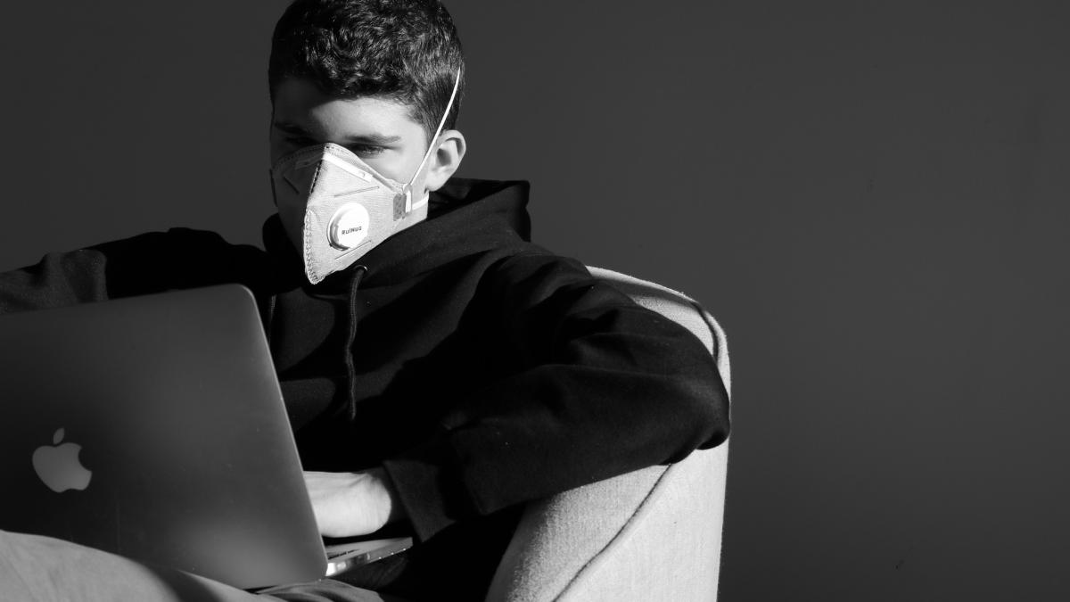 carantina_lockdown_barbat_masca_protectie_laptop_ilustrativ_pixabay_02_11_2020