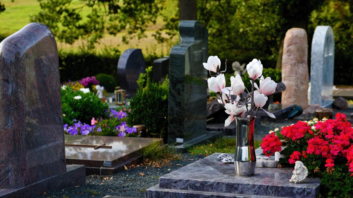 cimitir_mormant_flori_pompe_funebre_ilustrativ_pixabay_02_11_2020