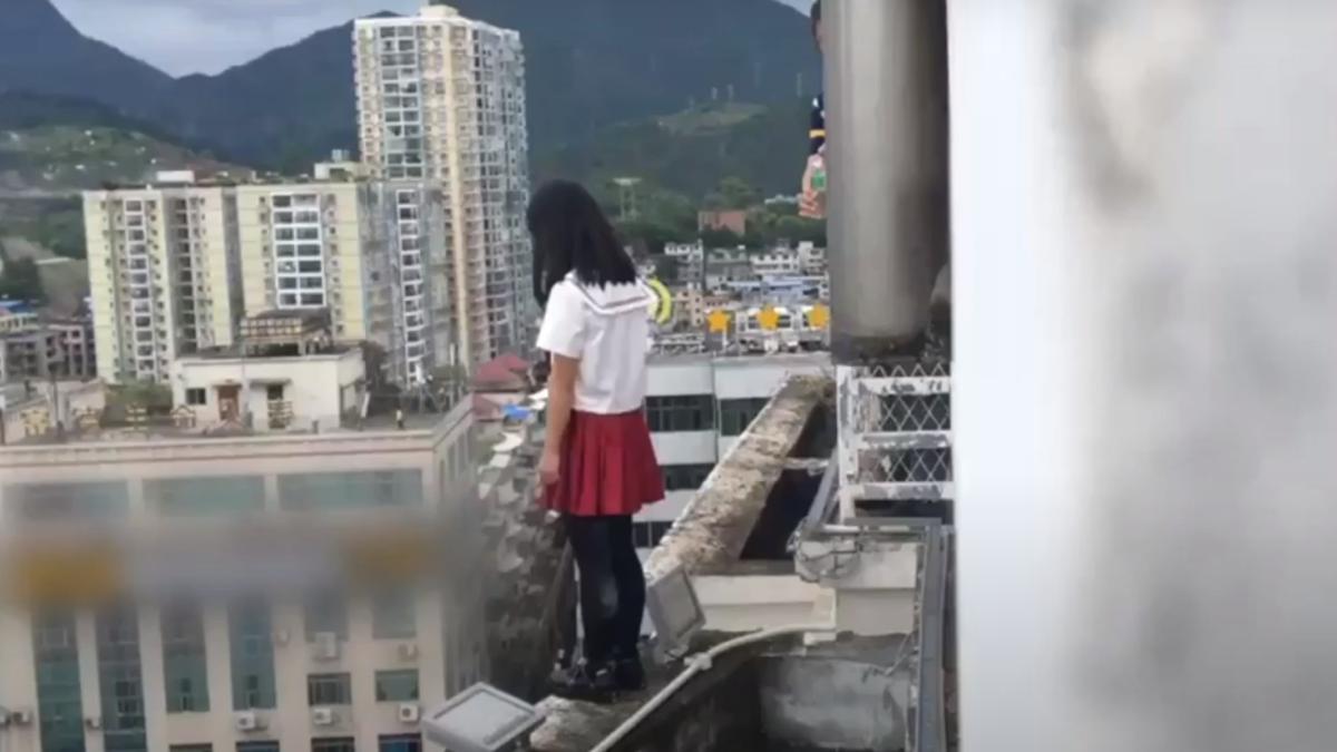 fetita-margine-acoperis