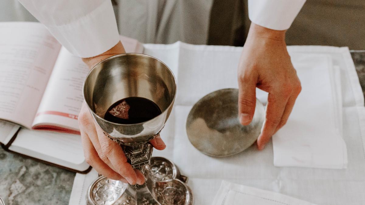 preot-biserica-slujba-parinte