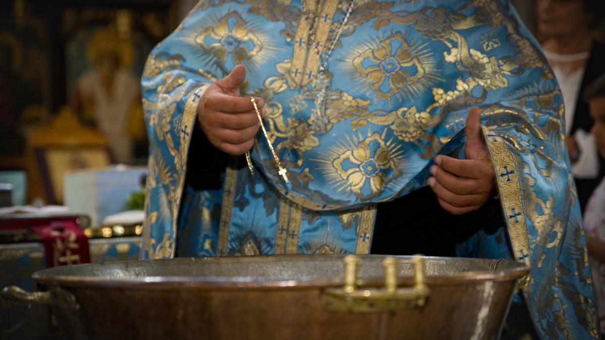 cristelnita-botez-preot-biserica-ilustrativ