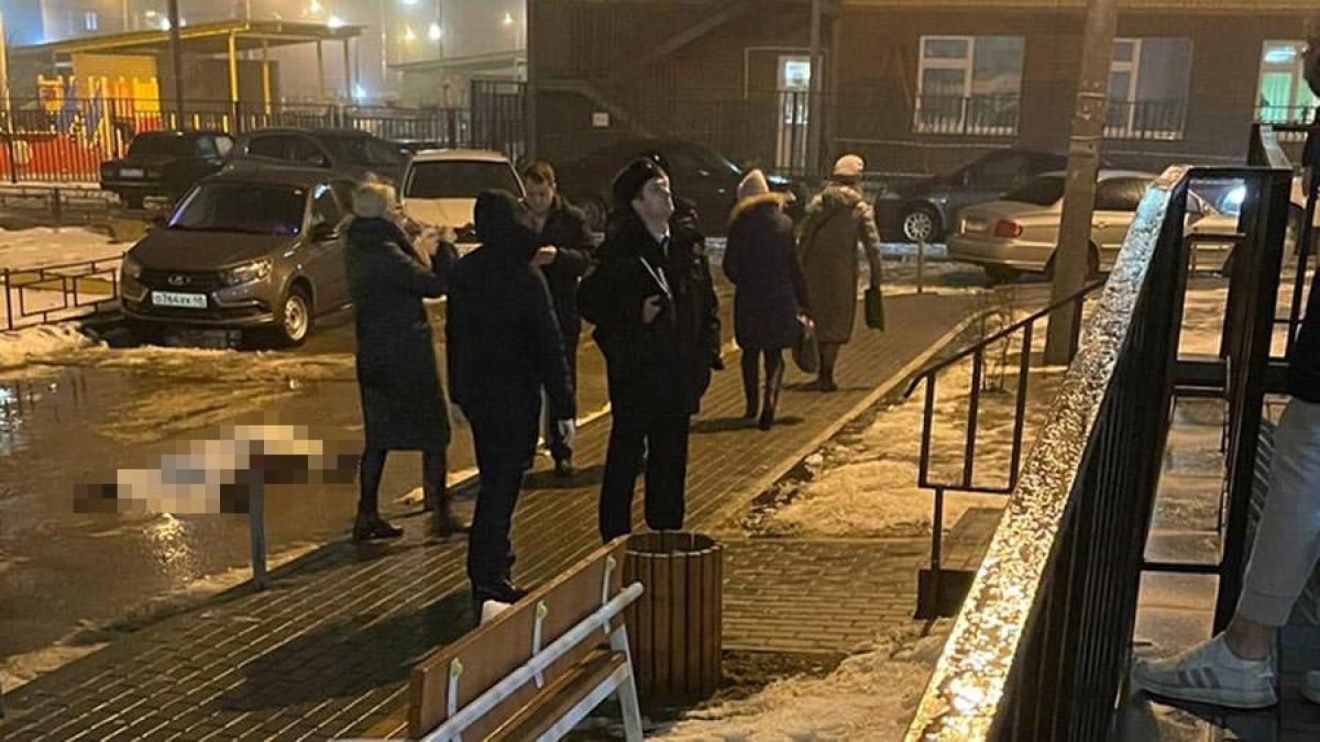 barbat_aruncat_de_la_inaltime_peste-_carucior