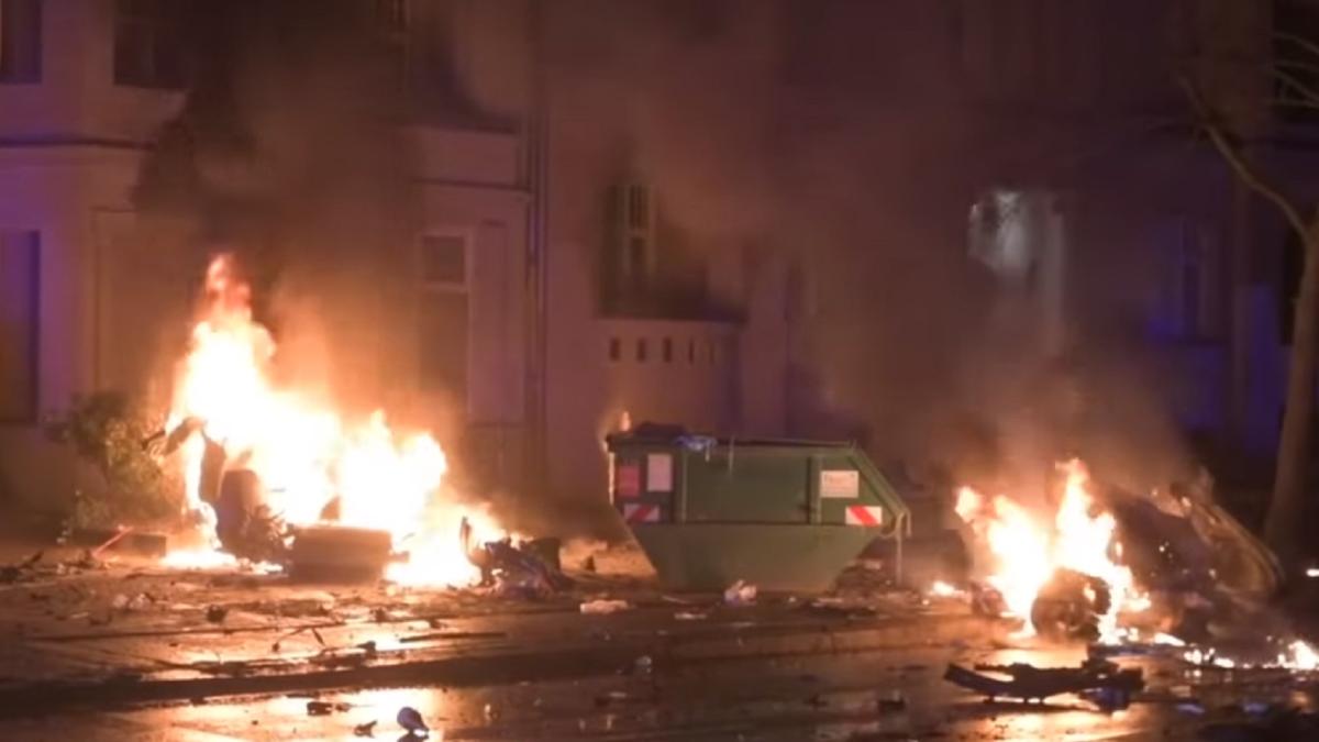 germania-doi-tineri-morti-dupa-un-accident-cumplit-in-centrul-berlinului-un-audi-rs-5-s-a-rupt-in-doua-si-a-ars-complet