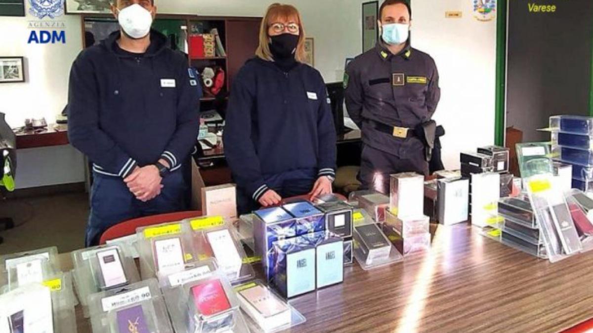 doi-romani-intrat-in-italia-cu-parfumuri-de-firma-de-mii-de-euro-au-ramas-fara-ele