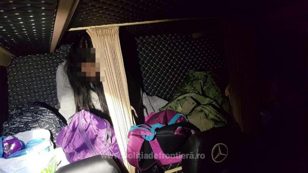 adolescenta-romanca-ascunsa-printre-bagaje-intr-un-microbuz-la-vama-nadlac-fata-voia-sa-fuga-din-tara-cu-iubitul