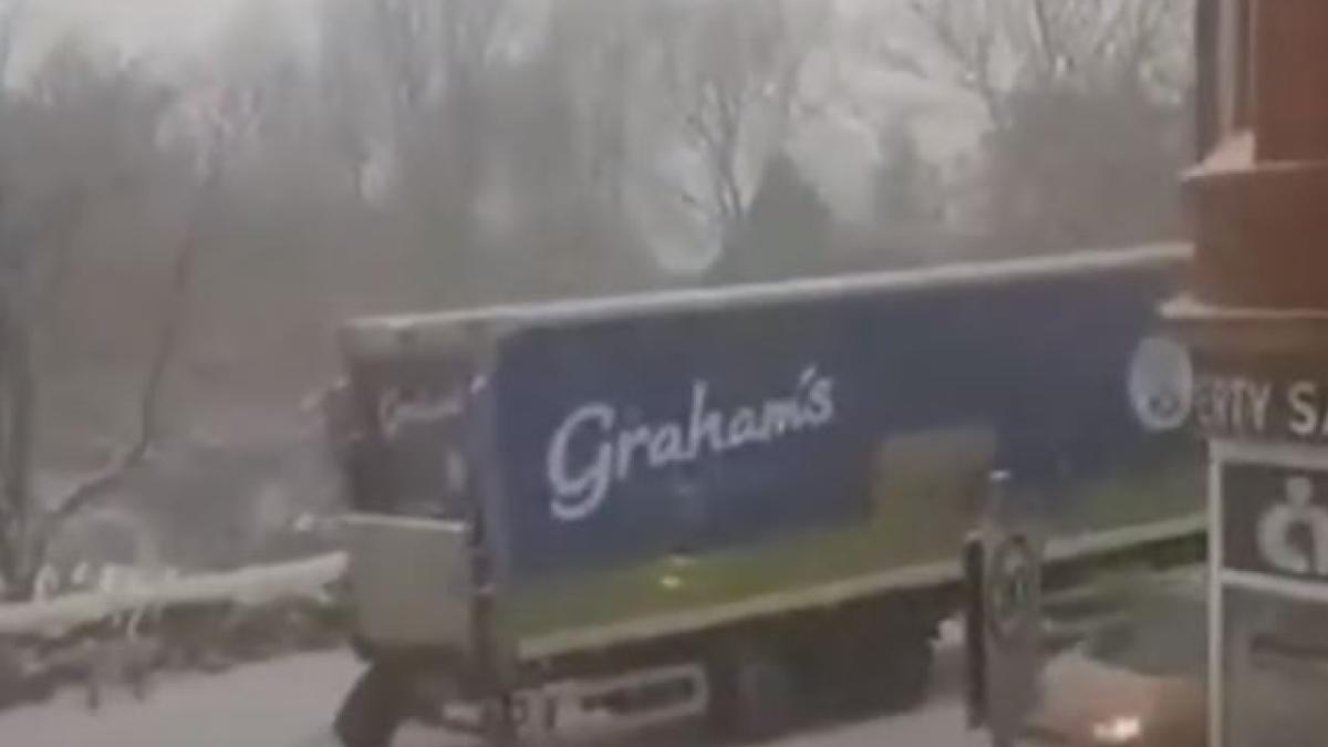 femeie_impinge_un_tir_scotia