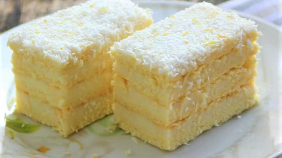 prajitura-alba-ca-zapada-cu-foi-pe-dosul-tavii