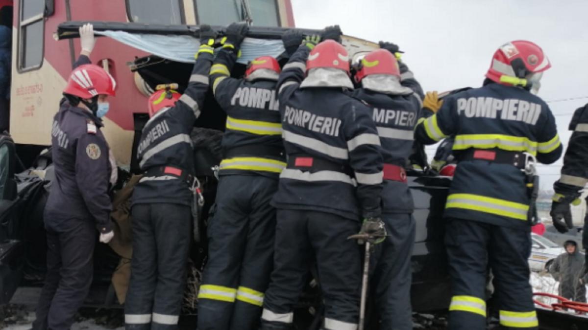 un-tren-a-lovit-un-autoturism-doi-romani-morti