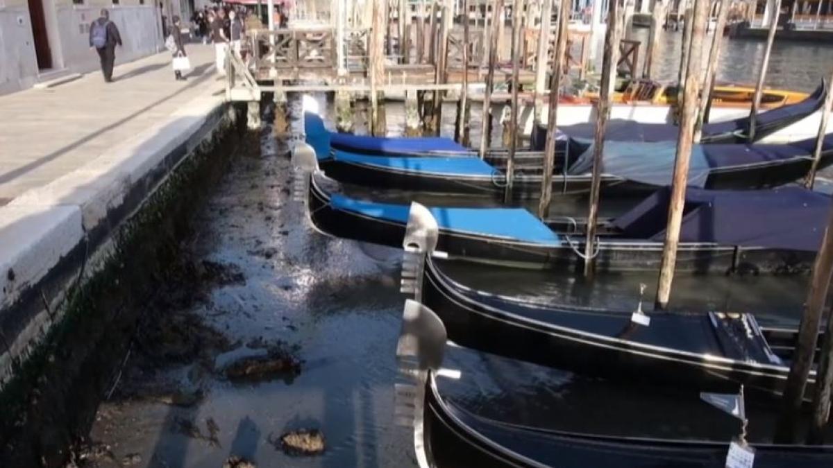 venetia-fara-apa-gondole-in-noroi