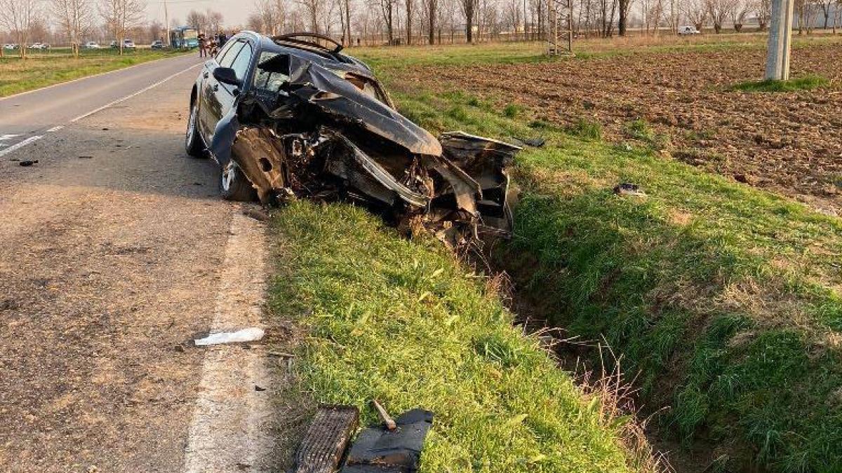 accident-teribil-in-italia--4-romani-grav-raniti--soferul--inconstient--a-iesit-prin-parbriz--fiu-sau-era-statea-in-dreapta