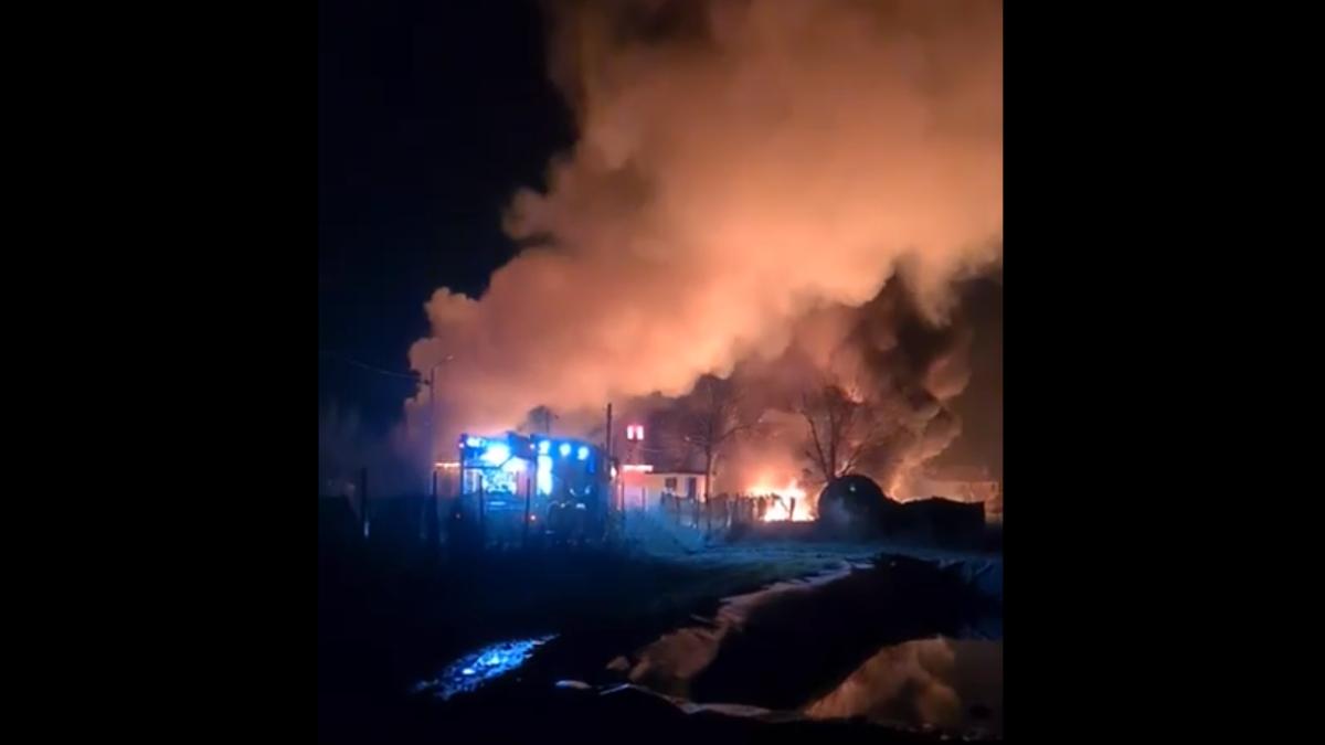 incendiu-violent-intr-o-hala-de-produse-din-titei---pericol-de-explozie-doi-romani-arsi--in-stare-grava