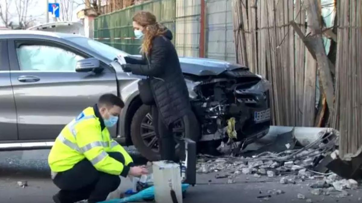 daua-fete-spulberate-pe-trotuar-de-o-masina