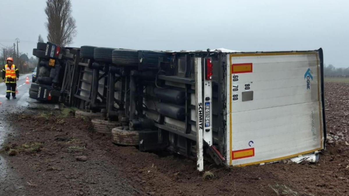 camion-condus-de-sofer-roman-s-a-rasturnat