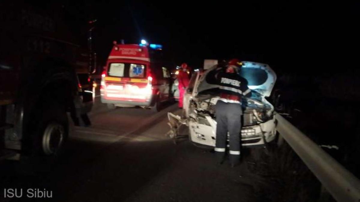 accident-intre-patru-autoturisme-si-un-autotren