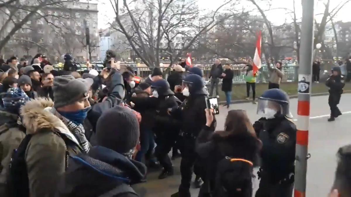 centrul-vienei--asaltat-de-protestatari-anti-corona-veniti-cu-autocare