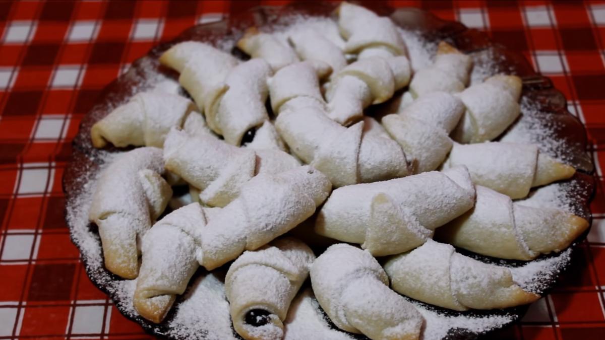 cornulete-fragede-cu-unt-si-rahat