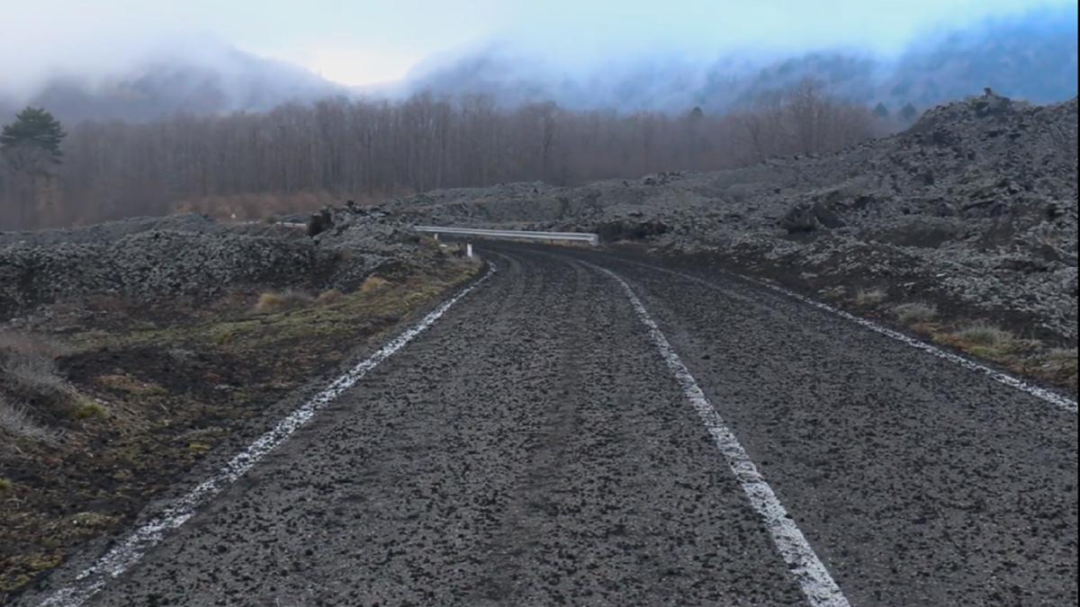 italia-etna-ploaia-de-cenusa-transforma-localitatile-intr-un-peisaj-de-cosmar