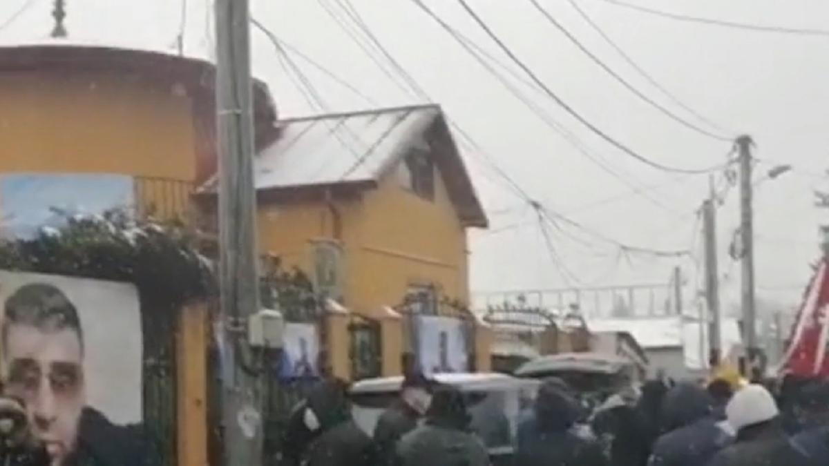 interlopul-aly-sadoveanu--condus-pe-ultimul-drum-pe-muzica-din-nasul