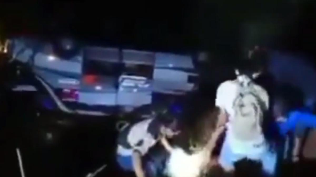 accident-teribil-cu-27-de-morti-si-zeci-de-raniti-un-autocar-plin-cu-adolescenti-si-parinti-a-cazut-intr-o-rapa