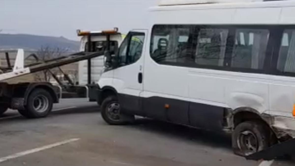 accident-intre-un-microbuz-si-o-masina--in-judetul-iasi-11-persoane-implicate