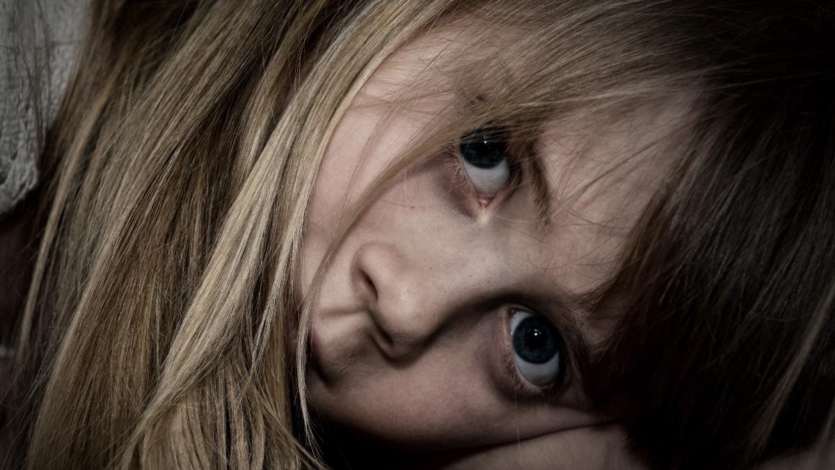 jocul-cu-esarfa--fetita-italia