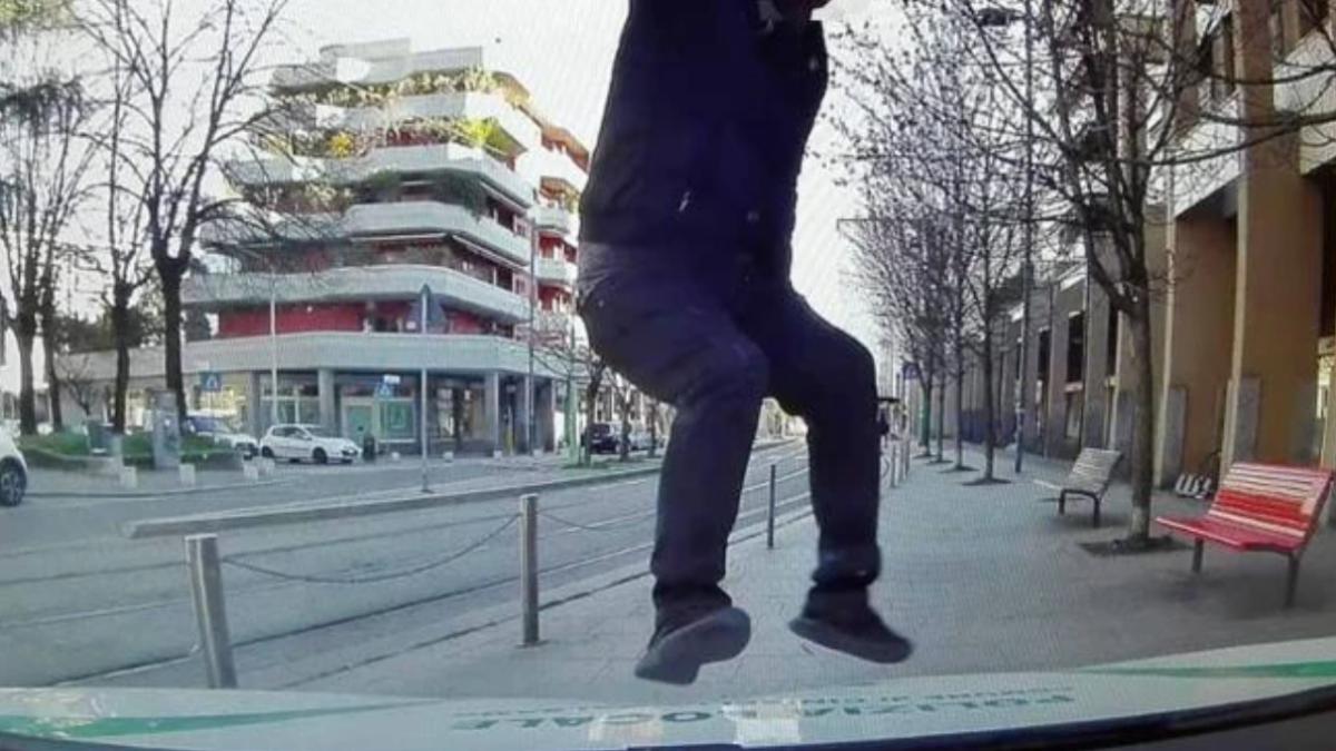 roman-a-sarit-pe-masina-de-politie-italia