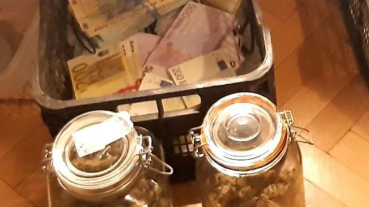 droguri-si-sume-mari-de-bani-confiscate-de-politisti