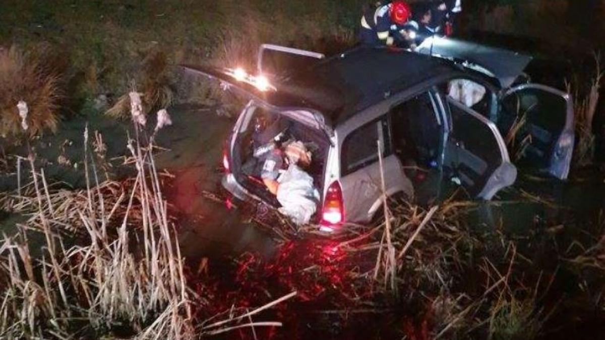 automobil-cazut-in-canal-cu-apa