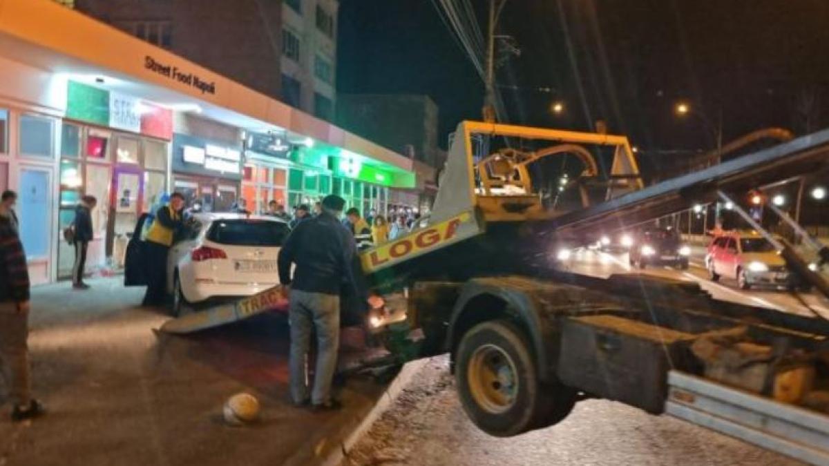 accident-taxi-la-resita-vitrina-magazin