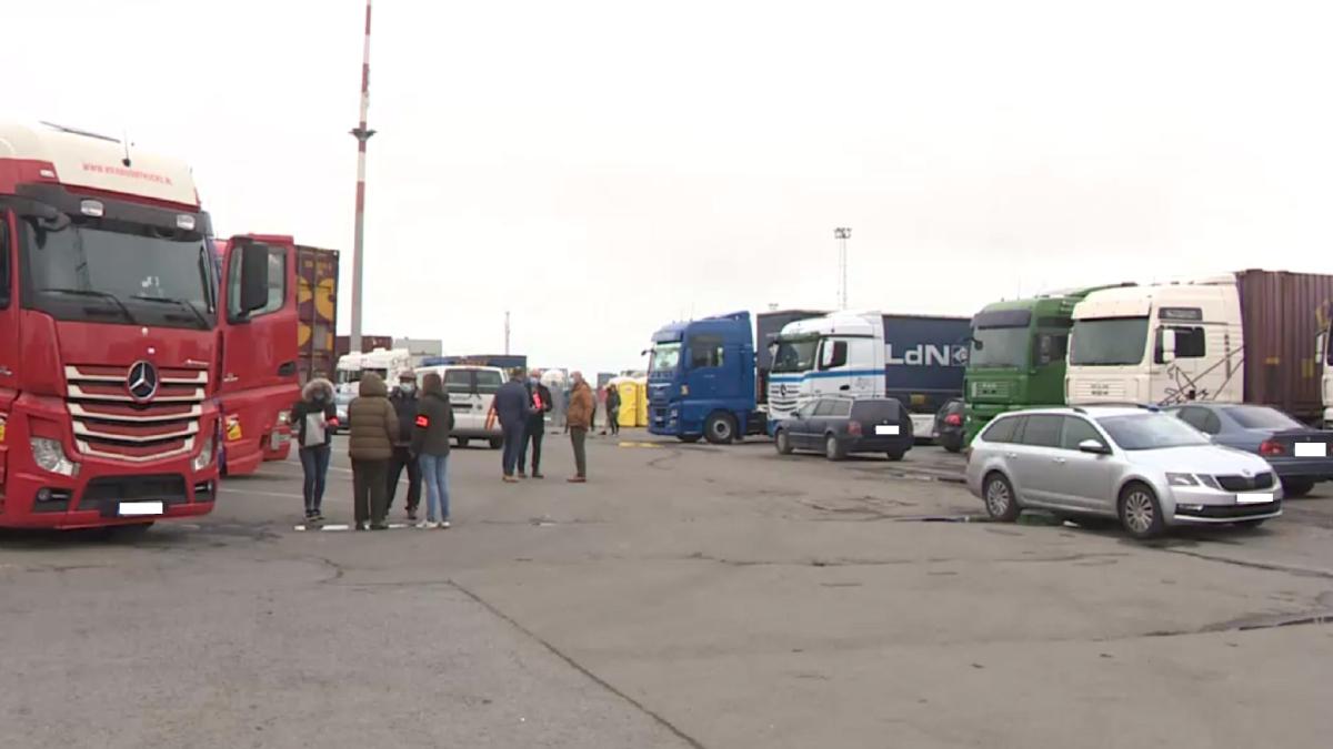 belgia--soferi-romani-de-tir--conditii-cumplite-in-parcarea-de-odihna-doar-trei-toalete-insalubre-pentru-peste-260-de-camionagii