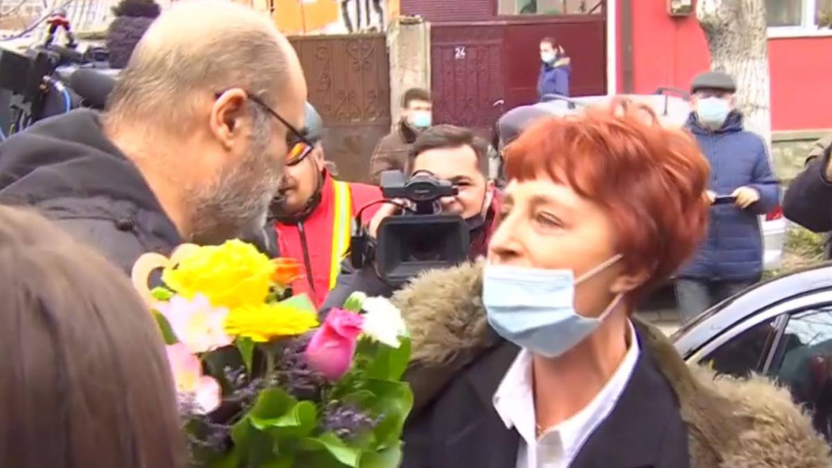 flavia-grosan--audiata-la-colegiul-medicilor--doctorita-minune-a-primit-flori-in-aplauze-de-la-sustinatori