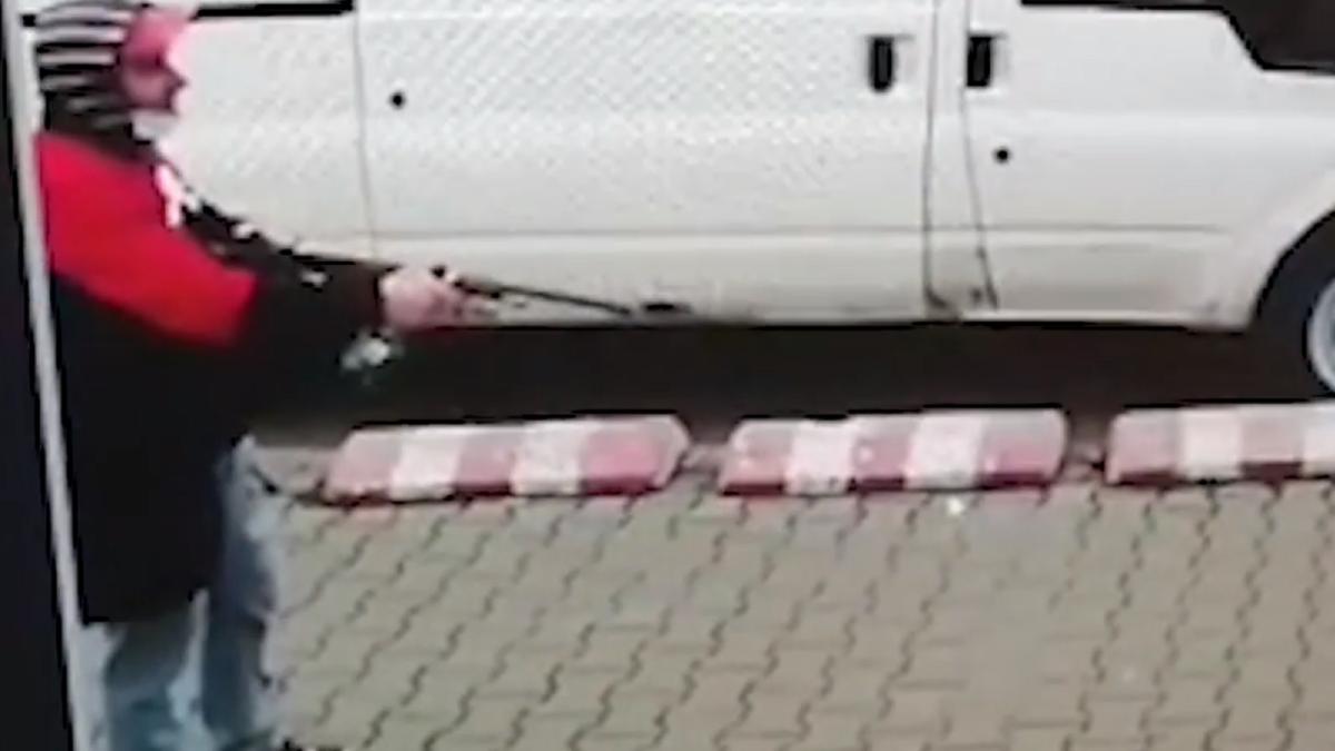 un-roman-a-amenintat-cu-o-pusca-oamenii-in-parcarea-unui-supermarket-din-bucuresti