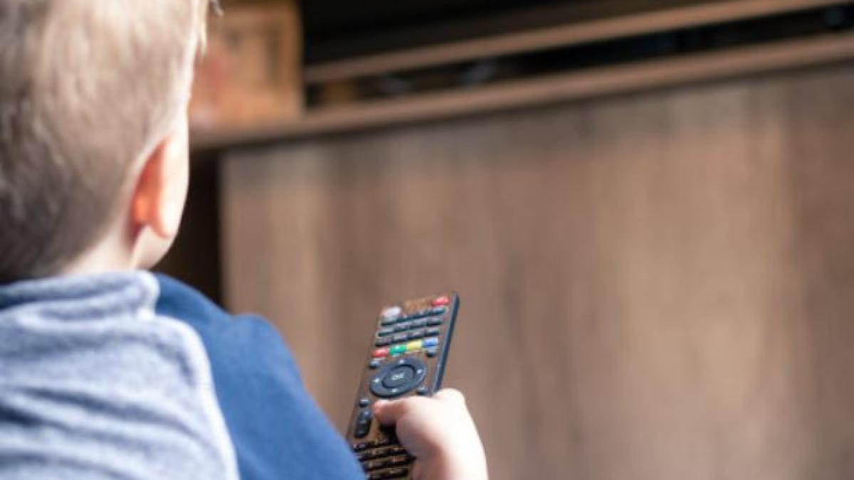 televizor-cazut-peste-un-copil