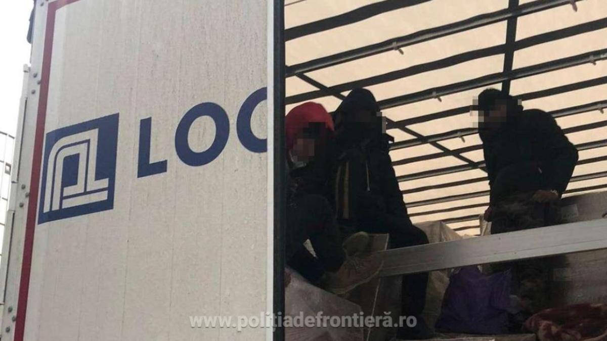 migranti-ascunsi-printre-marfa-camion