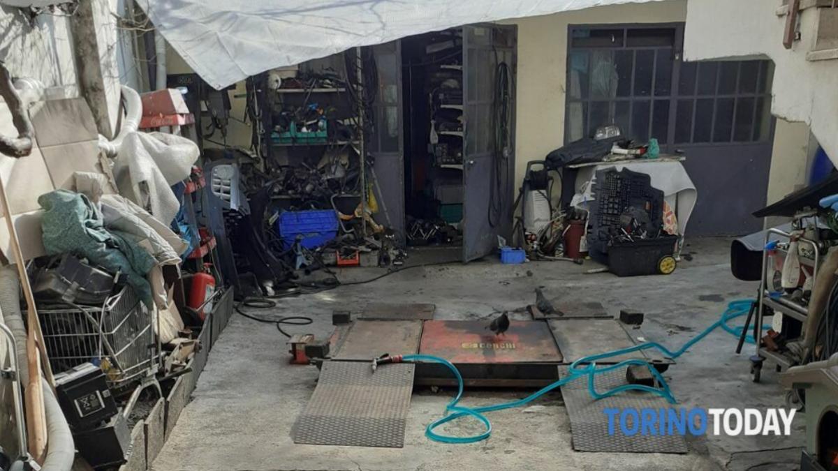 roman--mecanic-auto-de-ocazie-in-propria-curte--fara-autorizati-foto---torino-today