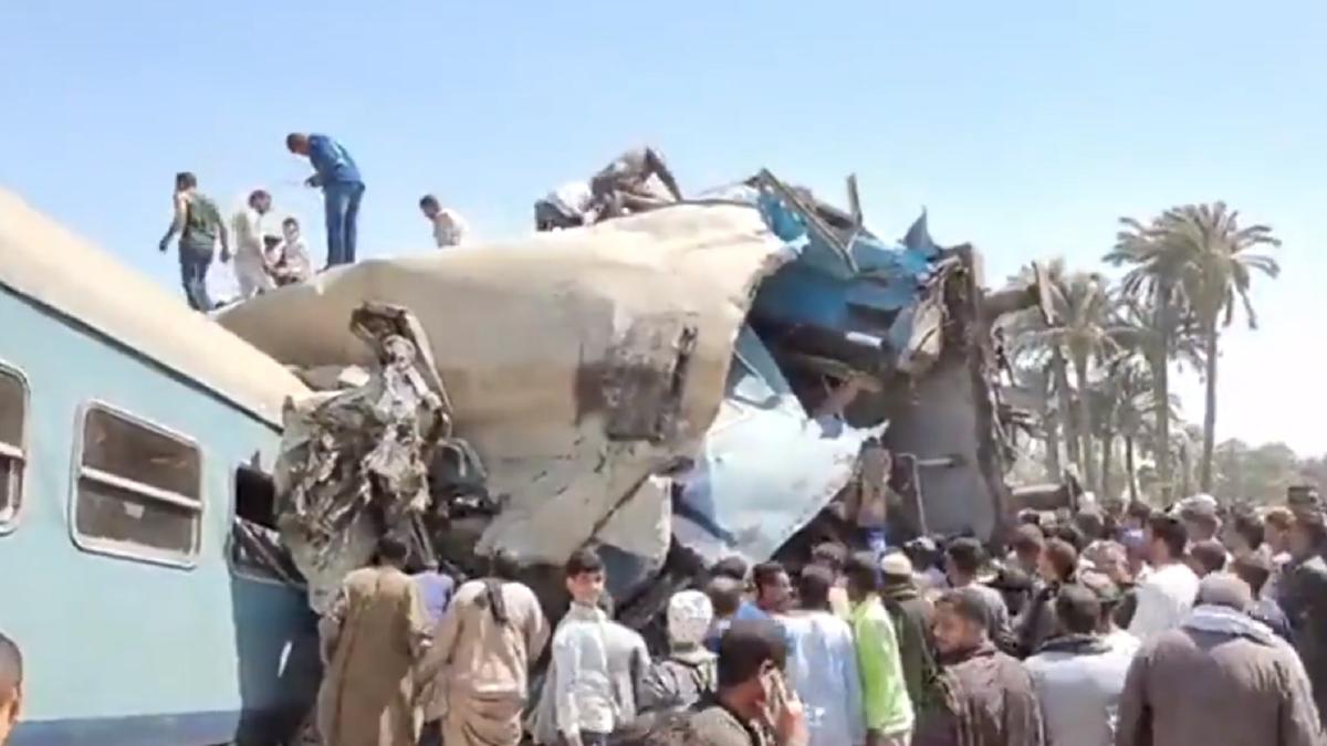 zeci-de-morti--in-egipt--dupa-coliziunea-intre-doua-trenuri