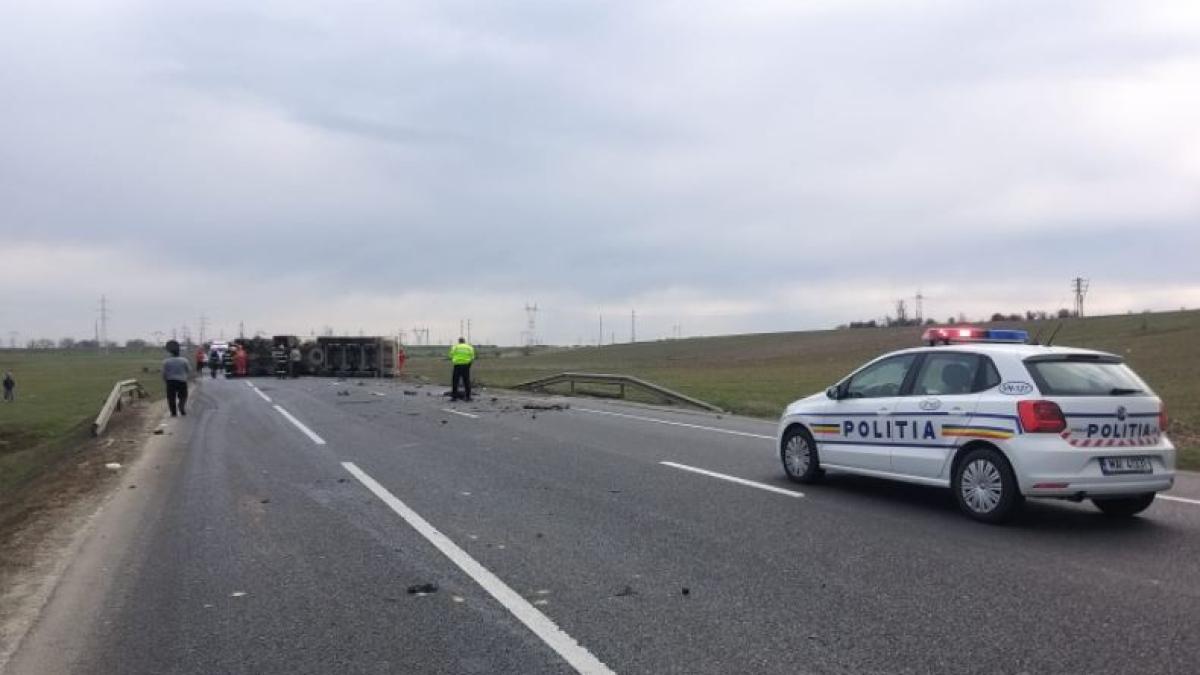 tir-incarcat-cu-pietris-rasturnat