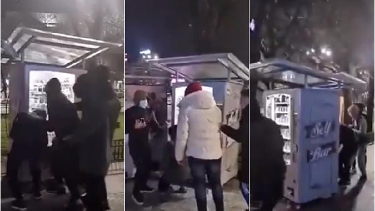 tinerii-protestatari-s-au-filmat-in-timp-ce-sparg-si-fura-din-automatele-din-centrul-orasului