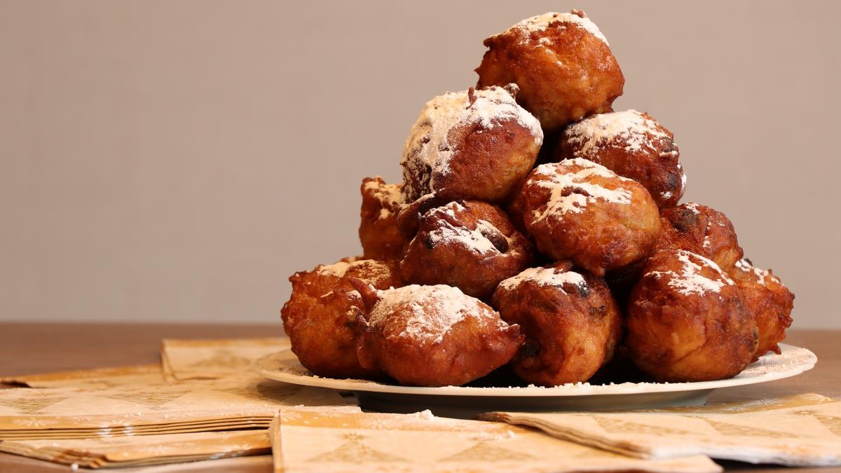 bunuelos-cu-mere--desertul-pufos-si-suculent-traditional-in-spania--mai-delicios-decat-papanasii