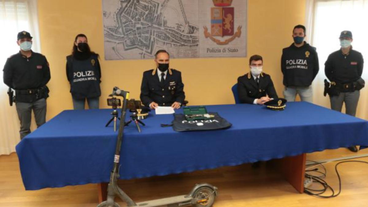 roman-de-21-de-ani--furt-odios-in-italia-dupa-un-jaf-armat--a-fortat-victima-sa-ingenuncheze-si-a-urinat-peste-ea