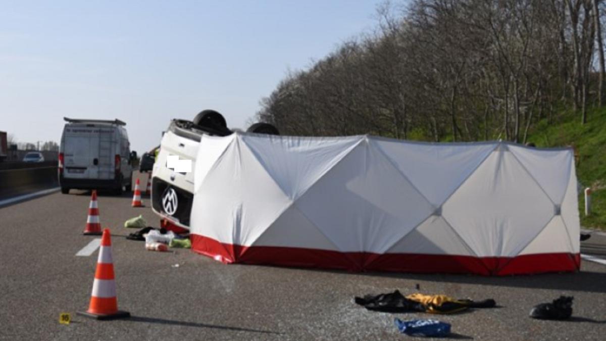 belgia--microbuz-cu-romani--accident-mortal--impactul-puternic-a-imprastiat-bagajele-pe-sosea