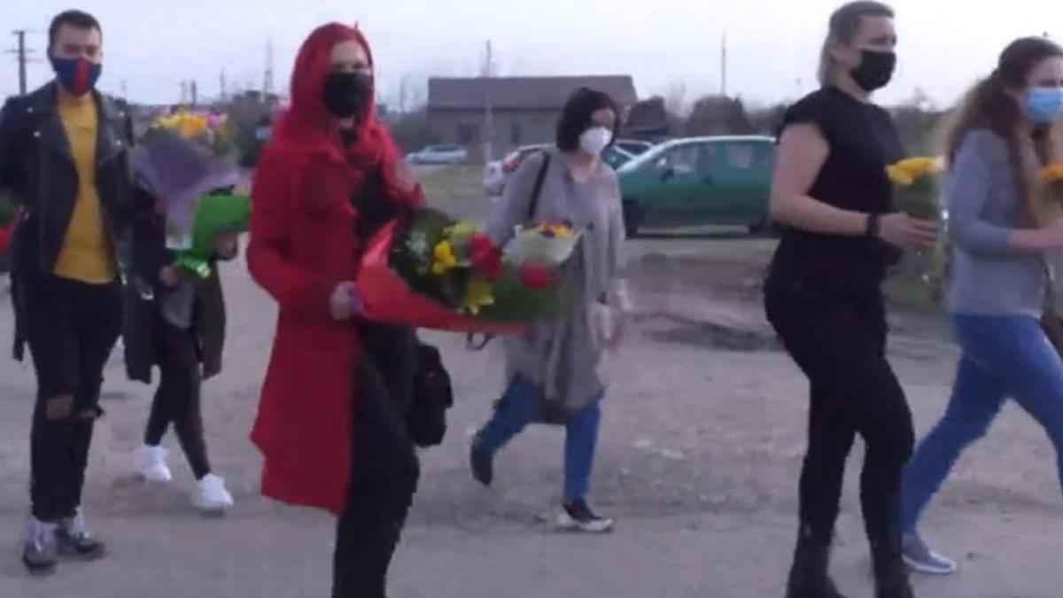 mai-multi-romani-au-dus-flori-la-un-spital-covid-19-si-i-au-aplaudat-pe-medici-prc-e2prc-80prc-9enu-suntem-de-acord-cu-injuriile-care-se-aud-prin-pieteprc-e2prc-80prc-9d-video