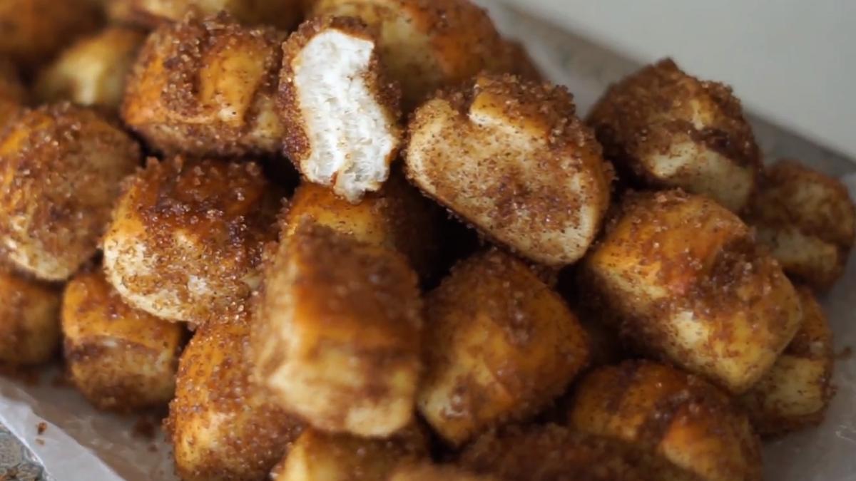 mini-covrigi-cu-scortisoara--aurii-la-exterior-si-foarte-moi-la-interior--nu-te-poti-opri-din-a-i-manca-odata-ce-ai-inceput