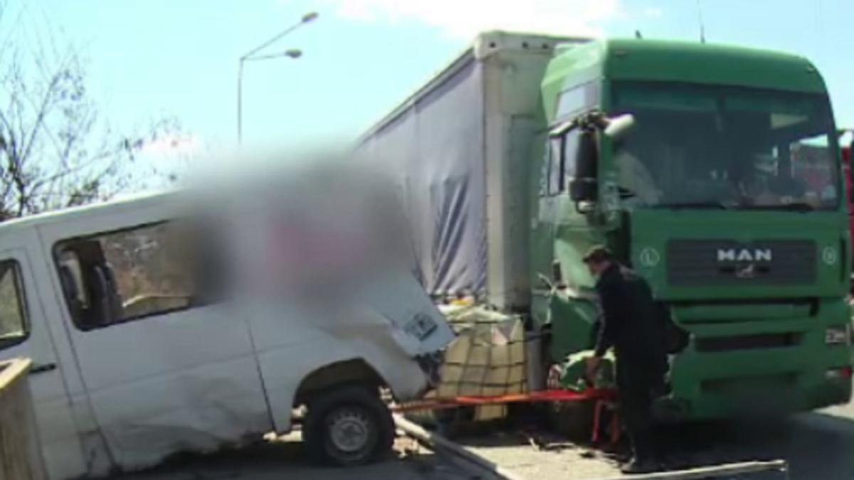 o-duba-a-fost-spulberata-de-tir--la-cateva-clipe-dupa-ce-au-coborat-muncitorii-romani