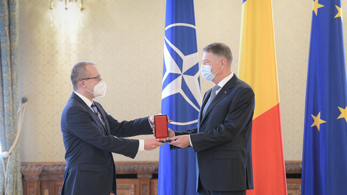 directorul-regional-al-oms--decorat-de-klaus-iohannis