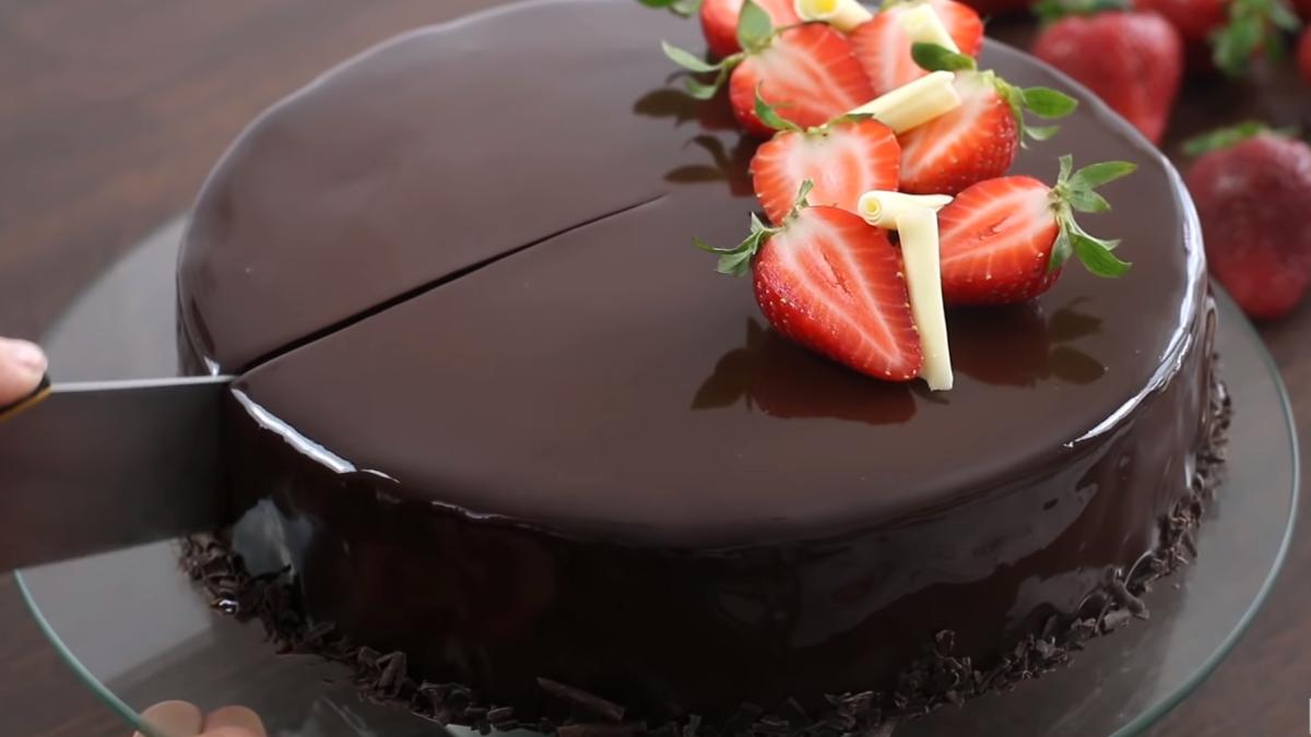 tort-de-post-cu-ciocolata--nu-o-sa-iti-vina-sa-crezi-cat-de-simplu-si-rapid-se-face